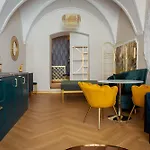 Luxury On The Main Square- Lusso, Fresco, Pure Appartement Banská Bystrica