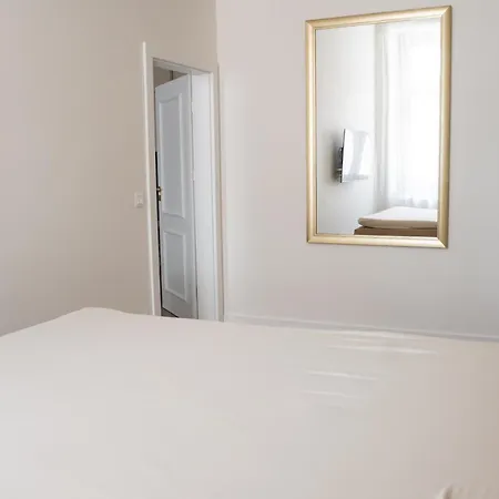 Luxury On The Main Square- Lusso, Fresco, Pure Апартаменты *